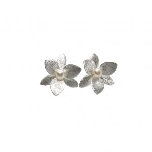 Ohrringe aus 925er Sterlingsilber mit mattem Blumenmuster, die mit Süßwasserperlen verziert sind